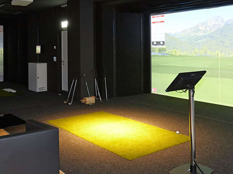 Golfsimulator Indoor und Putting Green Outdoor Bild 1